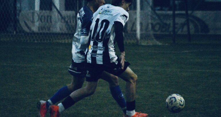 Blanco y Negro goleó a Racing y será el rival de Deportivo Rivera en la final de Reserva Blanco y Negro goleó a Racing y será el rival de Deportivo Rivera en la final de Reserva