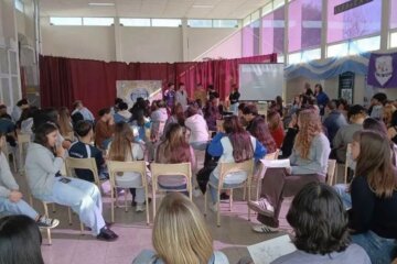 Estudiantes del Instituto Mariano Moreno presentaron en Coronel Suárez su proyecto «Infancias Silenciadas» Estudiantes del Instituto Mariano Moreno presentaron en Coronel Suárez su proyecto «Infancias Silenciadas»
