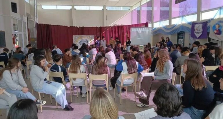 Estudiantes del Instituto Mariano Moreno presentaron en Coronel Suárez su proyecto «Infancias Silenciadas» Estudiantes del Instituto Mariano Moreno presentaron en Coronel Suárez su proyecto «Infancias Silenciadas»