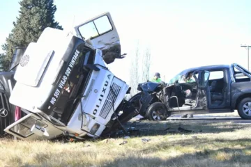 Violento choque frontal entre un camión y una camioneta en la Ruta Nacional 5 Violento choque frontal entre un camión y una camioneta en la Ruta Nacional 5