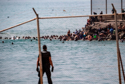 España despliega al Ejército en Ceuta tras una masiva entrada de migrantes desde Marruecos España despliega al Ejército en Ceuta tras una masiva entrada de migrantes desde Marruecos