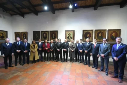 Milei llevará a 12 gobernadores a París para mostrar apoyo político Milei llevará a 12 gobernadores a París para mostrar apoyo político