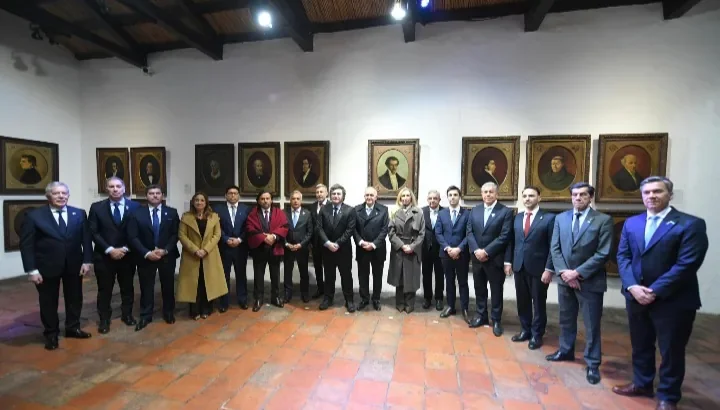 Milei llevará a 12 gobernadores a París para mostrar apoyo político Milei llevará a 12 gobernadores a París para mostrar apoyo político
