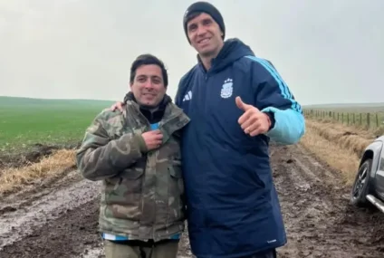 Dibu Martínez quedó varado en un camino rural y tuvo que ser rescatado por vecinos Dibu Martínez quedó varado en un camino rural y tuvo que ser rescatado por vecinos