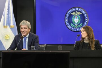 Caputo presentó el nuevo proyecto de Inocencia Fiscal: «Tener dólares debajo del colchón es un muy mal negocio» Caputo presentó el nuevo proyecto de Inocencia Fiscal: «Tener dólares debajo del colchón es un muy mal negocio»