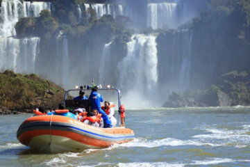 Tragedia en las Cataratas de Iguazú: volcó un barco y murió un turista extranjero Tragedia en las Cataratas de Iguazú: volcó un barco y murió un turista extranjero