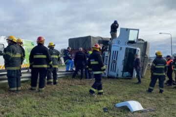 Accidente en la Ruta 33: volcó un camión cerca del autódromo de Pigüé Accidente en la Ruta 33: volcó un camión cerca del autódromo de Pigüé