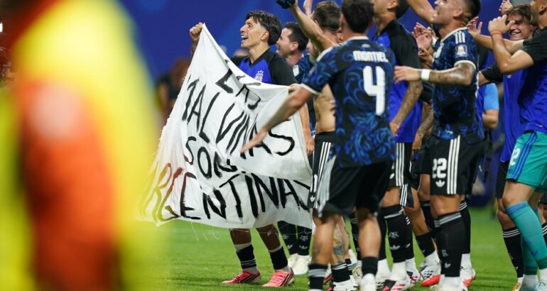 Con Malvinas en la cancha y «un minuto de silencio a los ingleses que están muertos»: el festejo de la Selección Con Malvinas en la cancha y «un minuto de silencio a los ingleses que están muertos»: el festejo de la Selección