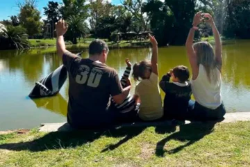 Adoptaron a tres hermanitos y quieren sumar a otros dos para que no sean separados Adoptaron a tres hermanitos y quieren sumar a otros dos para que no sean separados