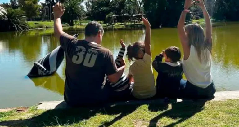 Adoptaron a tres hermanitos y quieren sumar a otros dos para que no sean separados Adoptaron a tres hermanitos y quieren sumar a otros dos para que no sean separados