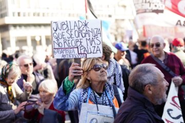 Jubilados marchan al Congreso con el apoyo de las principales centrales obreras Jubilados marchan al Congreso con el apoyo de las principales centrales obreras