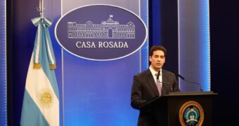 El Gobierno defendió el ajuste para bajar la inflación y negó una caída del consumo El Gobierno defendió el ajuste para bajar la inflación y negó una caída del consumo