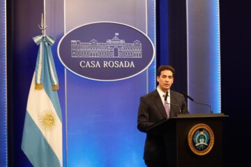 El Gobierno confirmó que Adorni mantiene la custodia por “cuestiones de seguridad” El Gobierno confirmó que Adorni mantiene la custodia por “cuestiones de seguridad”