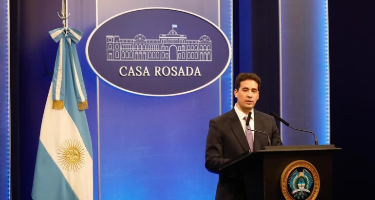 El Gobierno confirmó que Adorni mantiene la custodia por “cuestiones de seguridad” El Gobierno confirmó que Adorni mantiene la custodia por “cuestiones de seguridad”