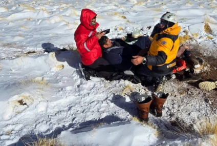 Rescataron a cuatro mineros tras tres noches atrapados por la nieve en Catamarca Rescataron a cuatro mineros tras tres noches atrapados por la nieve en Catamarca