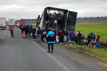 Cientos de personas saquearon un camión con carne que se incendió en la Ruta 9 Cientos de personas saquearon un camión con carne que se incendió en la Ruta 9