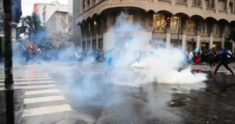 La calle protesta: Camiones hidrantes y balas de goma contra los manifestantes que protestan contra la Ley de Propiedad Privada La calle protesta: Camiones hidrantes y balas de goma contra los manifestantes que protestan contra la Ley de Propiedad Privada