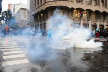La calle protesta: Camiones hidrantes y balas de goma contra los manifestantes que protestan contra la Ley de Propiedad Privada La calle protesta: Camiones hidrantes y balas de goma contra los manifestantes que protestan contra la Ley de Propiedad Privada