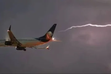 Un vuelo con 180 pasajeros fue alcanzado por un rayo y debió volver a Neuquén Un vuelo con 180 pasajeros fue alcanzado por un rayo y debió volver a Neuquén