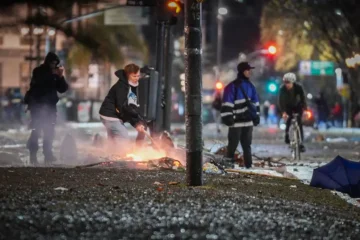 El Gobierno llevó a la Justicia los incidentes frente al Congreso y pidió detener a los responsables El Gobierno llevó a la Justicia los incidentes frente al Congreso y pidió detener a los responsables