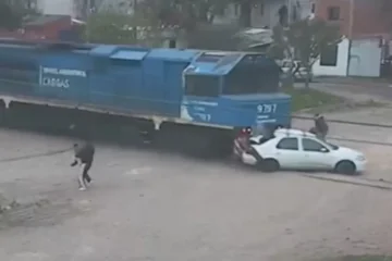 Terror en las vías: Cinco personas escaparon de un auto segundos antes de que lo arrollara un tren y una mujer quedó atrapada Terror en las vías: Cinco personas escaparon de un auto segundos antes de que lo arrollara un tren y una mujer quedó atrapada