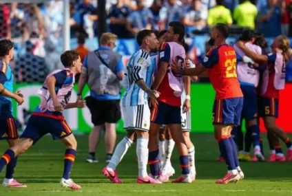 Duras sanciones para la Selección Argentina, Paredes y Molina por los incidentes tras la final del Mundial Duras sanciones para la Selección Argentina, Paredes y Molina por los incidentes tras la final del Mundial
