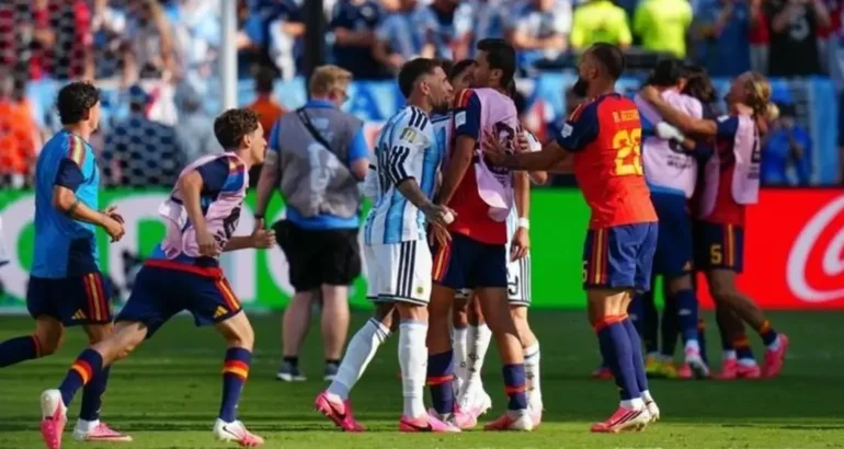Duras sanciones para la Selección Argentina, Paredes y Molina por los incidentes tras la final del Mundial Duras sanciones para la Selección Argentina, Paredes y Molina por los incidentes tras la final del Mundial