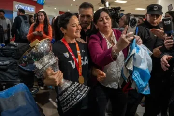 Las Leonas volvieron al país como campeonas del mundo y pidieron más apoyo: «Hay que poner más inversión en el deporte» Las Leonas volvieron al país como campeonas del mundo y pidieron más apoyo: «Hay que poner más inversión en el deporte»