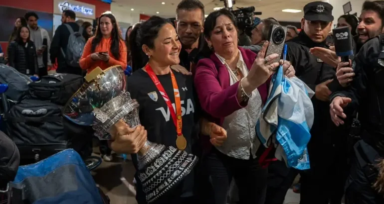 Las Leonas volvieron al país como campeonas del mundo y pidieron más apoyo: «Hay que poner más inversión en el deporte» Las Leonas volvieron al país como campeonas del mundo y pidieron más apoyo: «Hay que poner más inversión en el deporte»