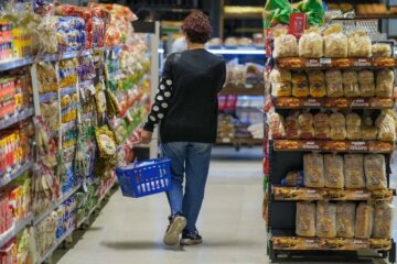 El consumo masivo se contrajo 3,7% en el segundo trimestre y la caída se profundiza El consumo masivo se contrajo 3,7% en el segundo trimestre y la caída se profundiza