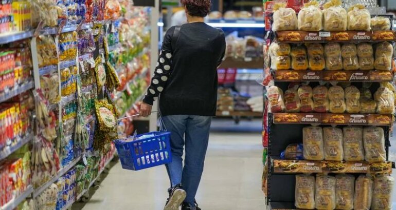 El consumo masivo volvió a caer en agosto y acumula una baja del 2,7% en lo que va del año El consumo masivo volvió a caer en agosto y acumula una baja del 2,7% en lo que va del año
