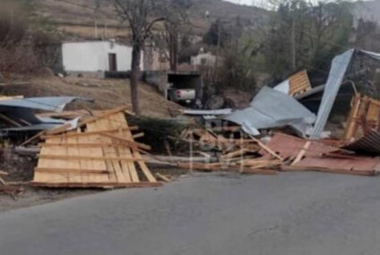 Ráfagas de 100 km/h, techos volados e incendios: destrozos en tres provincias por un temporal Ráfagas de 100 km/h, techos volados e incendios: destrozos en tres provincias por un temporal