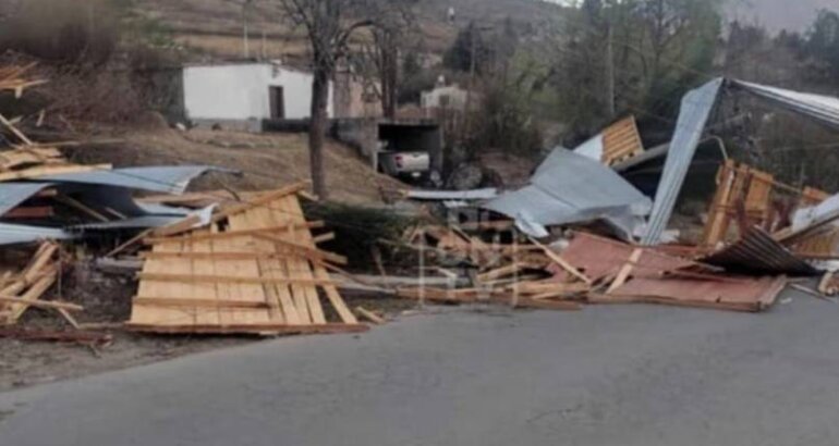 Ráfagas de 100 km/h, techos volados e incendios: destrozos en tres provincias por un temporal Ráfagas de 100 km/h, techos volados e incendios: destrozos en tres provincias por un temporal
