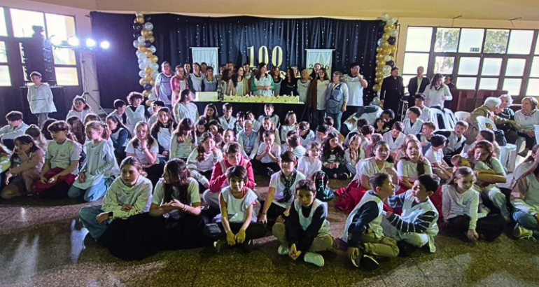 Un siglo haciendo escuela: la Primaria N° 12 de Rivera celebró sus 100 años junto a toda la comunidad Un siglo haciendo escuela: la Primaria N° 12 de Rivera celebró sus 100 años junto a toda la comunidad
