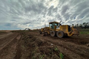 Avanzan los trabajos para mejorar el escurrimiento del agua en Carhué Avanzan los trabajos para mejorar el escurrimiento del agua en Carhué
