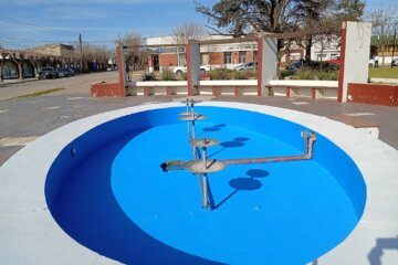 Renovaron y pintaron la fuente de la Plaza San Martín de Rivera Renovaron y pintaron la fuente de la Plaza San Martín de Rivera