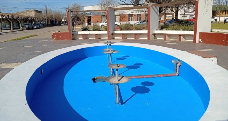 Renovaron y pintaron la fuente de la Plaza San Martín de Rivera Renovaron y pintaron la fuente de la Plaza San Martín de Rivera