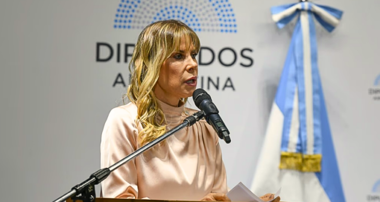 Karen Reichardt presentó su polémico proyecto para regular criaderos, refugios y hogares de tránsito de animales Karen Reichardt presentó su polémico proyecto para regular criaderos, refugios y hogares de tránsito de animales