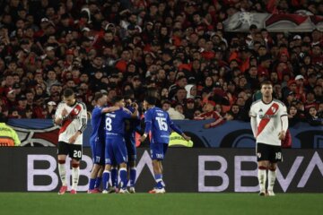 River ganaba 2 a 0, se durmió y Vélez se lo empató en el Monumental River ganaba 2 a 0, se durmió y Vélez se lo empató en el Monumental