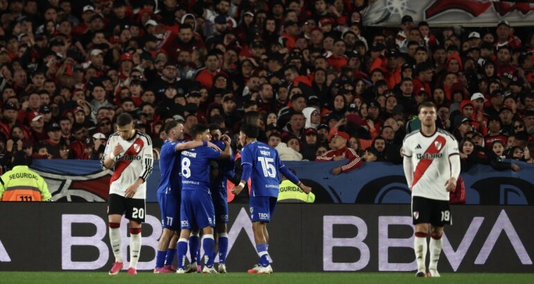 River ganaba 2 a 0, se durmió y Vélez se lo empató en el Monumental River ganaba 2 a 0, se durmió y Vélez se lo empató en el Monumental