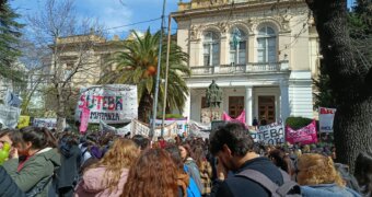 Un sector de los docentes bonaerenses protestó en Educación: “Tenemos salarios de pobreza” Un sector de los docentes bonaerenses protestó en Educación: “Tenemos salarios de pobreza”