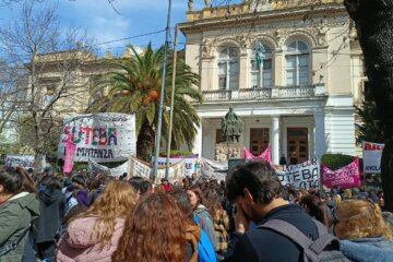 Un sector de los docentes bonaerenses protestó en Educación: “Tenemos salarios de pobreza” Un sector de los docentes bonaerenses protestó en Educación: “Tenemos salarios de pobreza”