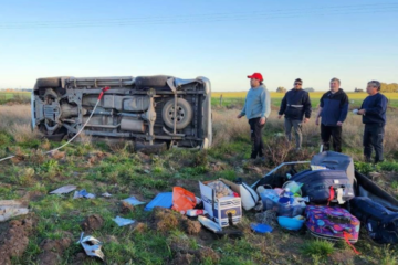 Ruta 3: intentó esquivar un pozo, mordió la banquina y terminó volcando Ruta 3: intentó esquivar un pozo, mordió la banquina y terminó volcando