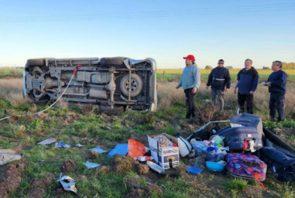 Ruta 3: intentó esquivar un pozo, mordió la banquina y terminó volcando Ruta 3: intentó esquivar un pozo, mordió la banquina y terminó volcando