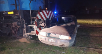 Bahía Blanca: un tren arrolló a un automóvil y sus ocupantes resultaron ilesos Bahía Blanca: un tren arrolló a un automóvil y sus ocupantes resultaron ilesos