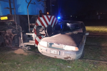 Bahía Blanca: un tren arrolló a un automóvil y sus ocupantes resultaron ilesos Bahía Blanca: un tren arrolló a un automóvil y sus ocupantes resultaron ilesos