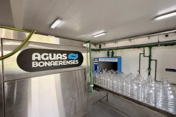 Kicillof inauguró la primera planta embotelladora de Aguas Bonaerenses Kicillof inauguró la primera planta embotelladora de Aguas Bonaerenses