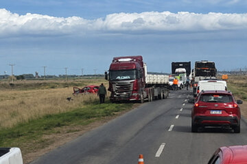 Tragedia en la Ruta 51: murió una mujer tras un choque entre auto y camión Tragedia en la Ruta 51: murió una mujer tras un choque entre auto y camión
