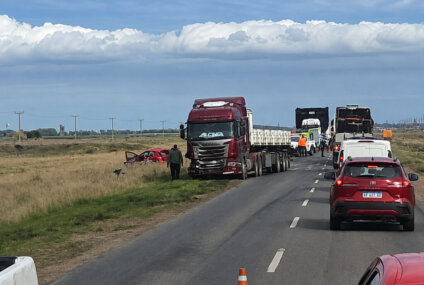 Tragedia en la Ruta 51: murió una mujer tras un choque entre auto y camión Tragedia en la Ruta 51: murió una mujer tras un choque entre auto y camión