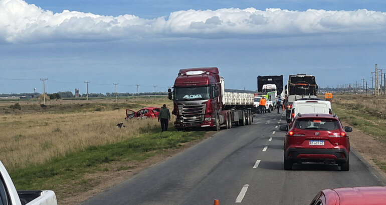 Tragedia en la Ruta 51: murió una mujer tras un choque entre auto y camión Tragedia en la Ruta 51: murió una mujer tras un choque entre auto y camión